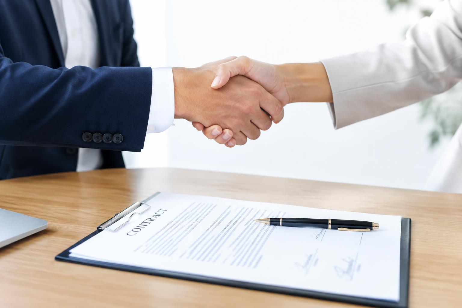 Uścisk dłoni nad podpisaną umową